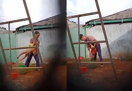 Người giữ trẻ hành hạ bé trai giữa trời giá rét (hình Clip trên mạng xã hội)