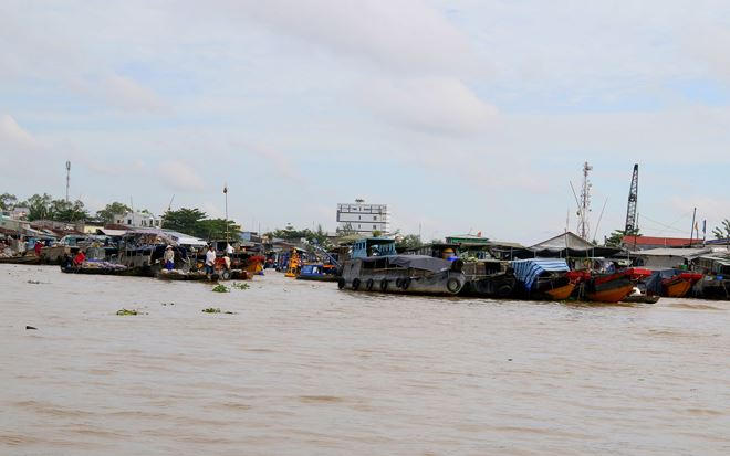 Chợ nổi Cái Răng, nơi tập trung đông phương tiện giao lưu mua bán
