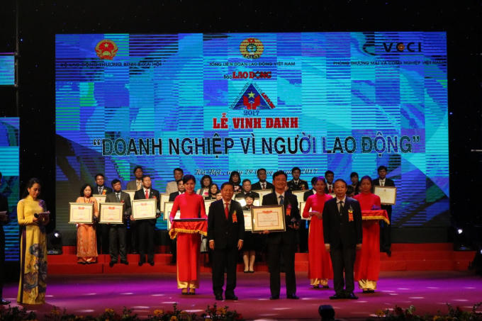 Ô. Lý Ngọc Khánh- Phó Giám đốc Công ty nhận Bằng khen của Bộ Lao động Thương binh và xã hội