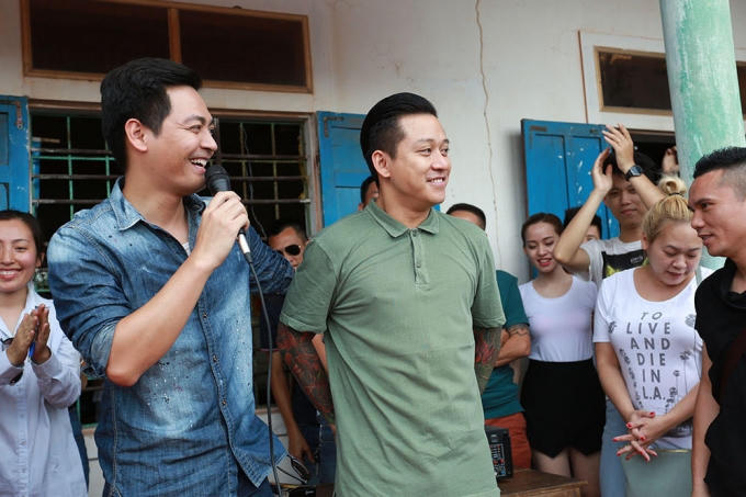 Ca sĩ Tuấn Hưng cùng với nhạc sĩ Tú Dưa, MC Phan Anh, nhóm Oplus đã đến tận nơi trao quà cho bà con ngư dân.