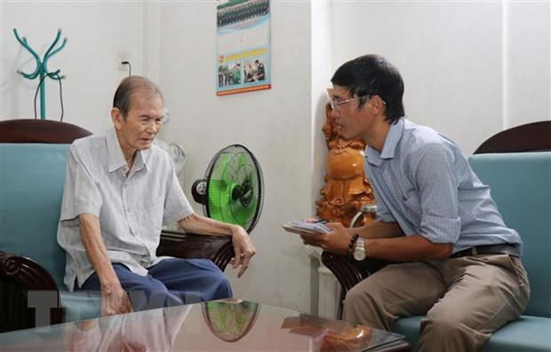 Thiếu tướng Trần Thành Lập (trái), nguyên Chính ủy Đoàn 10 đặc công Rừng Sác chia sẻ về một thời anh hùng của Đoàn 10. (Ảnh: Xuân Khu/TTXVN)