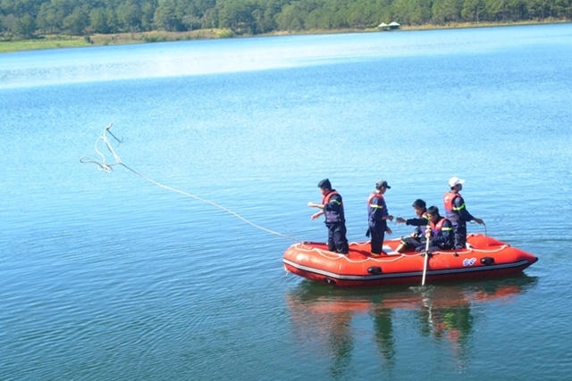 Đến 10h30 phút ngày 28-11 thi thể nạn nhân vẫn chưa được tìm thấy.