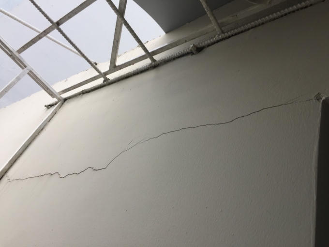 Vết nứt ban công bên hông nhà tắm.