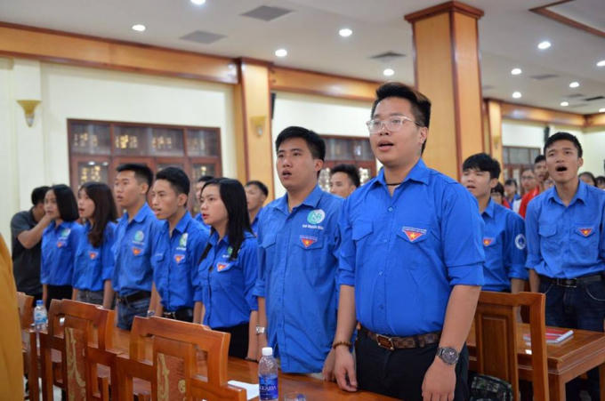 Các bạn tình nguyện thuộc đoàn TNCS HCM đứng dậy hát Quốc Ca với không khí trang nghiêm.