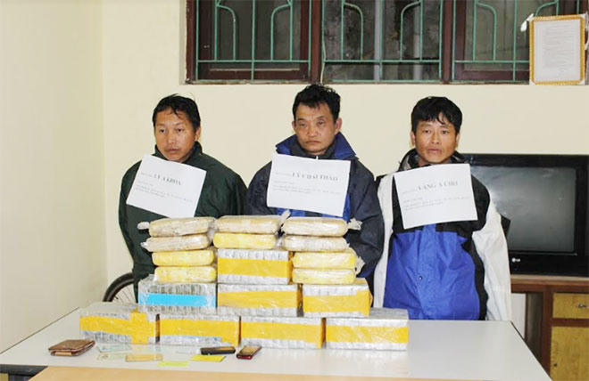 Ba đối tượng cùng tang vật của vụ án.