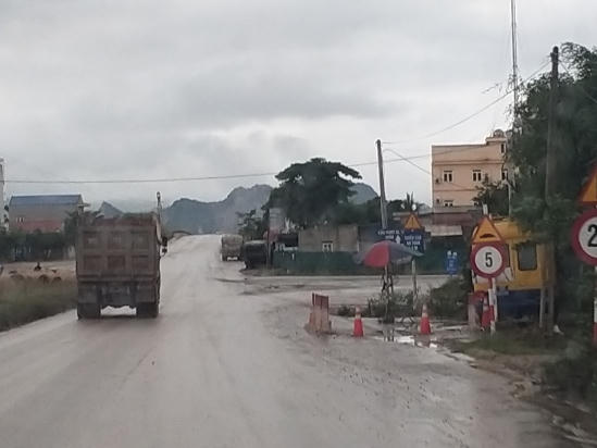 Xe ben chở đất đá qua lại liên tục trên quốc lộ Nghi Sơn – Bãi Trành.