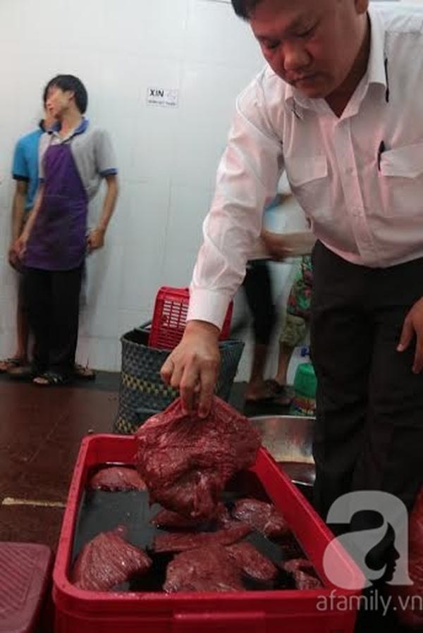 Cơ cở chế biến thịt bò giả bằng cách ngâm thịt lợn ôi thiu trong dung dịch huyết bò và Metabisulfite. Ảnh: Trí thức trẻ