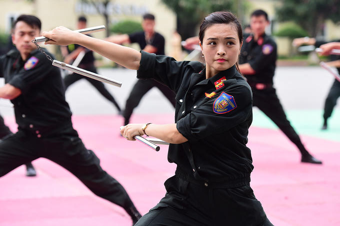 Hội thao diễn tập chào mừng 49 năm ngày thành lập Học viện Cảnh sát nhân dân và 10 năm thành lập khoa Cảnh sát vũ trang, còn có sự tham gia của tiểu đoàn Cảnh sát đặc nhiệm số 1 - K20. Các nữ cảnh sát đặc nhiệm biểu diễn đánh côn nhị khúc. Đây là loại vũ khí uyển chuyển, linh hoạt, có tính sát thương cao làm đối phương khó phòng lường. Thông qua bài tập luyện về côn, người chiến sĩ sẽ rèn luyện được sự tập trung tinh thần, phản xạ khéo léo, linh hoạt kỹ thuật, vũ khí trong tác chiến.