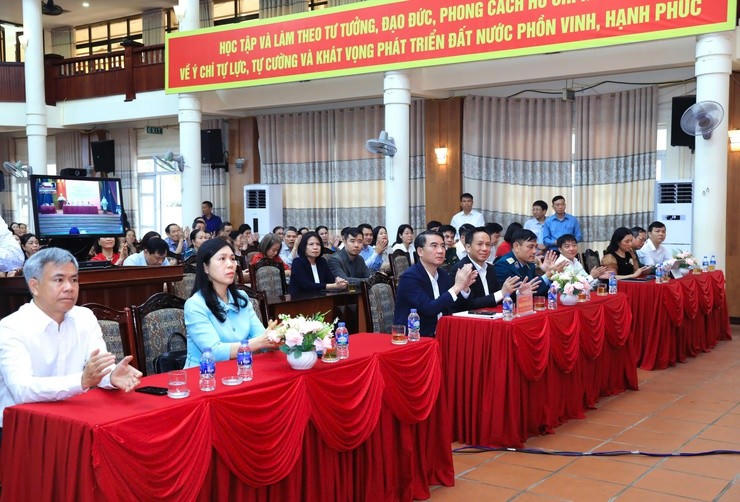 Đại biểu tham dự Hội nghị tiếp xúc cử tri sáng 2/3. Ảnh: Phạm Linh.