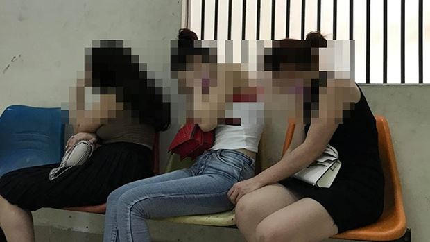 Các c&ocirc; gái bị bắt quả tang khi đang bán d&acirc;m cho khách. Ảnh VTC News