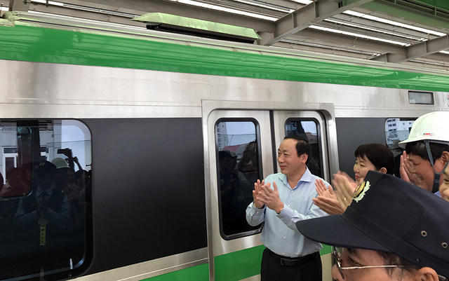 Hơn 9h, đoàn tàu chính thức ra mắt người dân Thủ đô