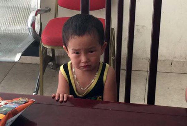 Ánh mắt tội nghiệp của cháu bé 2 tuổi bị bỏ rơi.