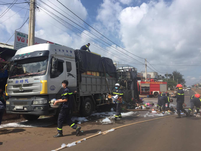 Hiện trường vụ cháy xe tải chở hàng hội chợ.