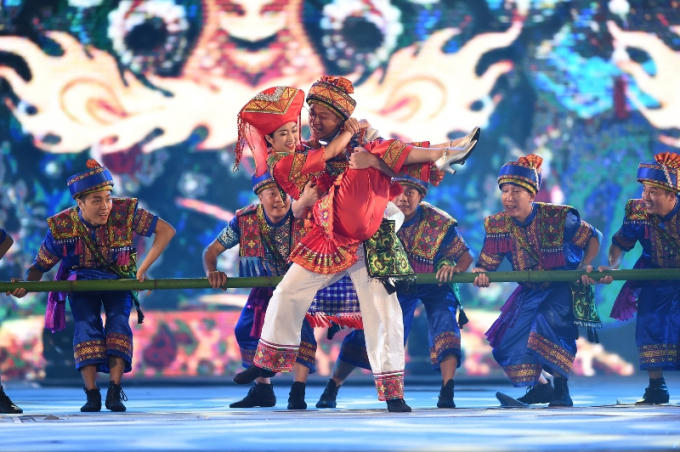 Phần 3 “Hội nhập và lan tỏa”, tiết mục múa Đón dâu tái hiện sinh động nghi lễ truyền thống thú vị của người dân tộc Choang, Quảng Tây, Trung Quốc.