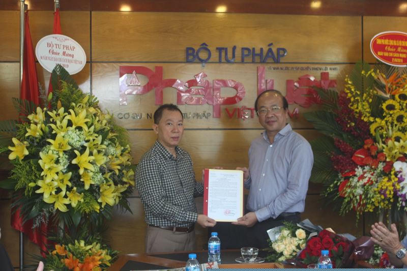 Thứ trưởng Phan Chí Hiếu chúc mừng Báo PLVN và trao quyết định tái bổ nhiệm cho Tổng Biên tập Đào Văn Hội