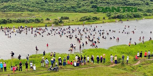 Tấp nập mang nơm, v&oacute;, lưới đổ về lễ hội đ&aacute;nh bắt c&aacute; c&oacute; một kh&ocirc;ng hai ở miền Trung
