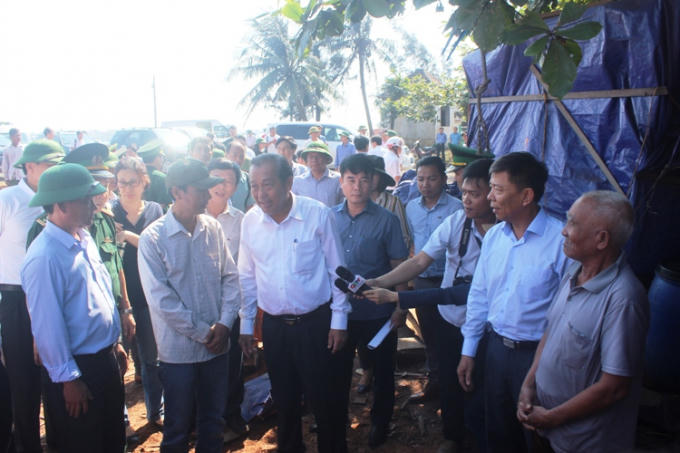 Phó Thủ tướng lắng nghe tâm tư nguyện vọng, và động viên người dân vượt qua khó khăn để sản xuất. (Ảnh: Phan Ba)