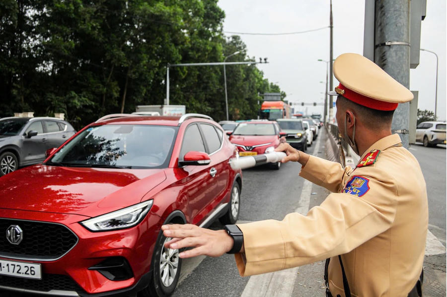 Đội CSGT đường bộ số 15 điều tiết phương tiện trên tuyến Võ Văn Kiệt hướng đi quốc lộ 2 và cao tốc Nội Bài – Lào Cai.