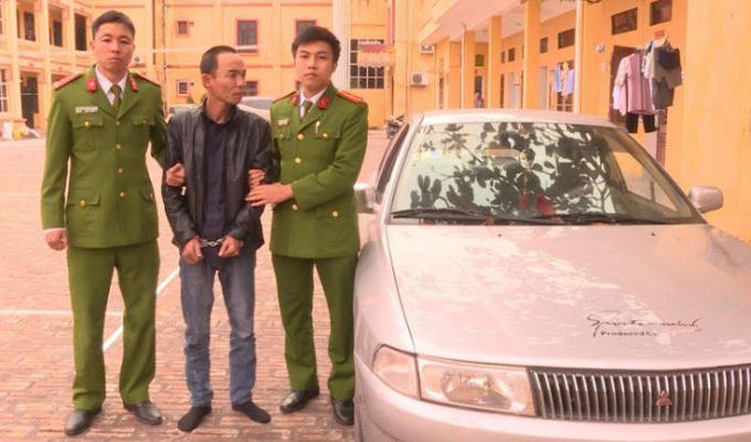 Đối tượng Vũ Quốc Hưng cùng chiếc xe dùng vận chuyển ma túy.