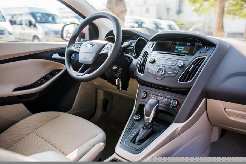 Ford Focus Trend có nội thất thiết kế đẹp mắt, không có cảm giác ọp ẹp rẻ tiền trên mẫu xe hạng C này