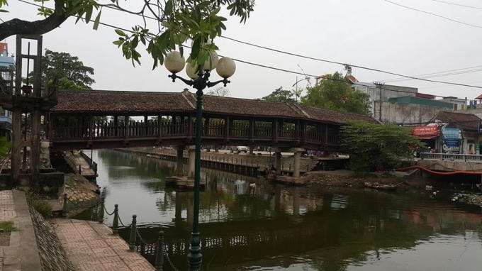 Cầu ngói Phát Diệm, huyện Kim Sơn, tỉnh Ninh Bình.