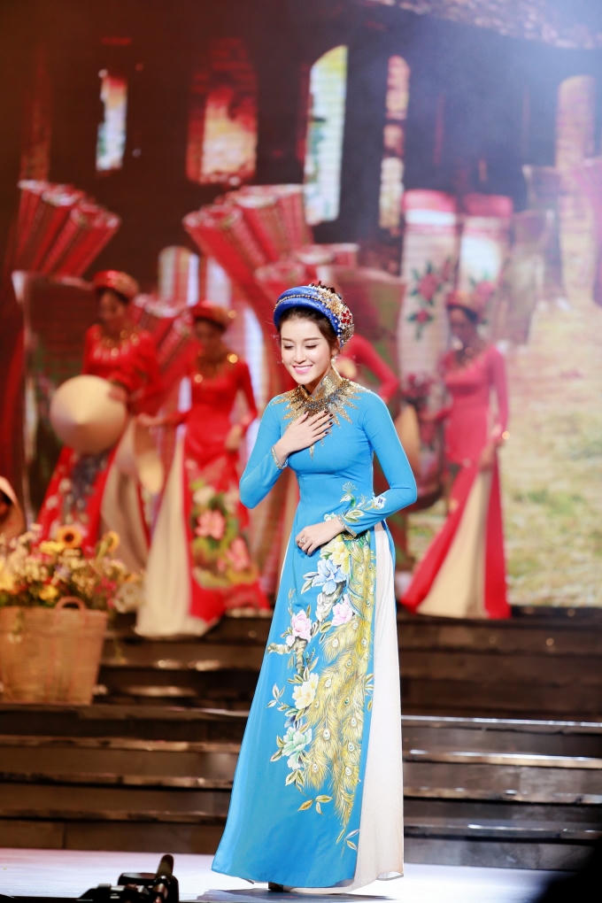 Á hậu Huyền My hạnh phúc đón tuổi mới bên bố mẹ