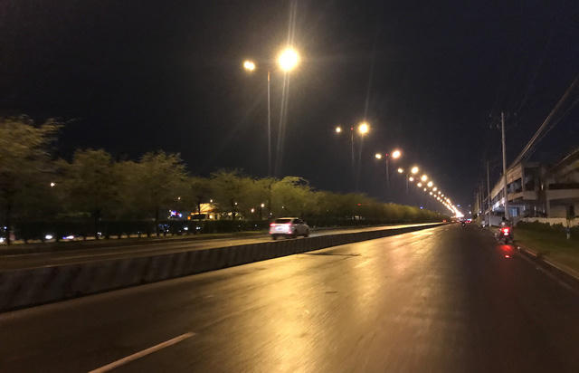 Xa lộ Hà Nội vắng lặng phương tiện qua lại trong thời tiết mưa dầm ở TPHCM tối 4/6.
