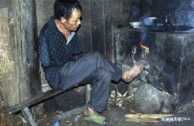 Mọi hoạt động người đàn ông cụt tay này đều dùng bằng đôi chân của mình. (Nguồn: Facebook)
