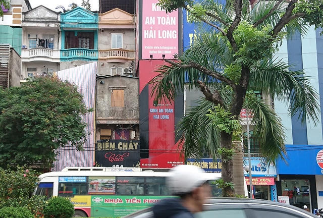 Một số chủ cơ sở karaoke sau vụ cháy ở Trần Thái Tông đã bắt đầu dỡ biển quảng cáo.
