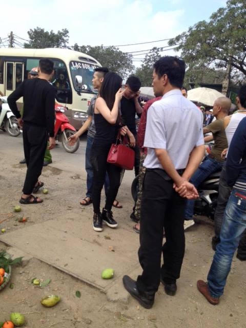 Rất đông người dừng lại theo dõi sự việc.