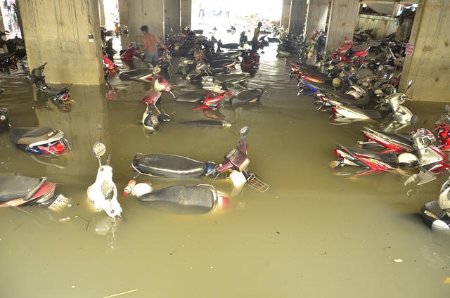 Đến sáng nay 27/9, hàng trăm xe máy vẫn chìm trong nước.