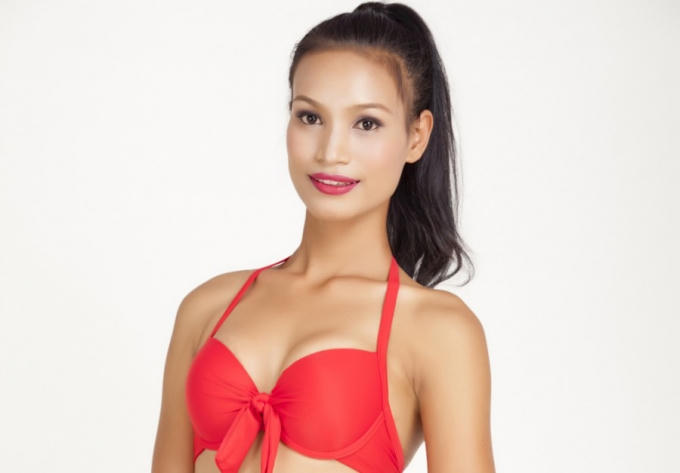 Người đẹp sở hữu gương mặt góc cạnh và khuôn miêng rộng.