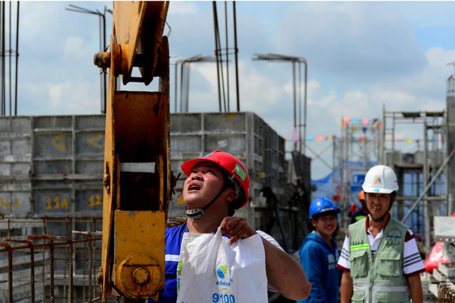 Mỗi ngày làm việc, Lợi thường chỉ leo lên và xuống 1 lần để đỡ mệt, buổi trưa nghỉ sẽ có người gắn cơm vào cần trục gửi lên.