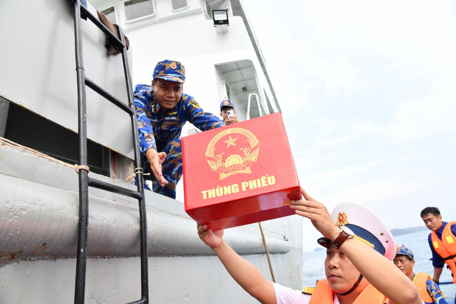 Thùng phiếu được đưa lên tàu