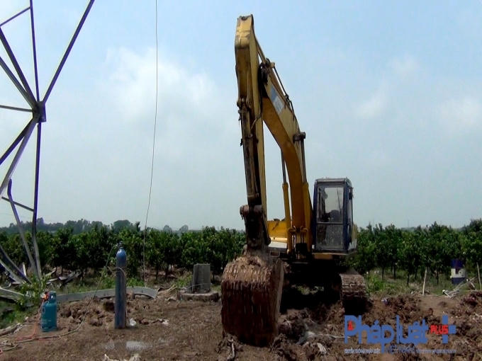 Chiếc máy cẩu đã múc phần móng của cột điện bị đổ trong đêm tối.