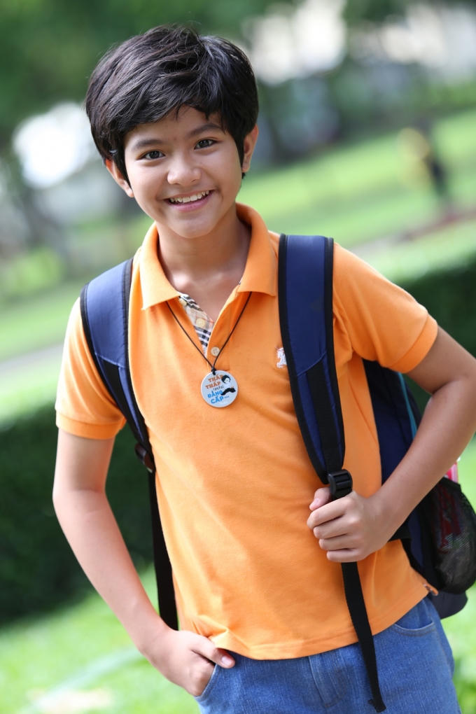 Một bạn nam có chiều cao “khiêm tốn” vẫn rất tự tin với dây đeo cổ “Thấp thấp nhưng… đẳng cấp!”. Các dây đeo đa năng Subo đều có nhiều màu sắc khác nhau và phù hợp với bất kỳ chiếc áo nào của bạn.