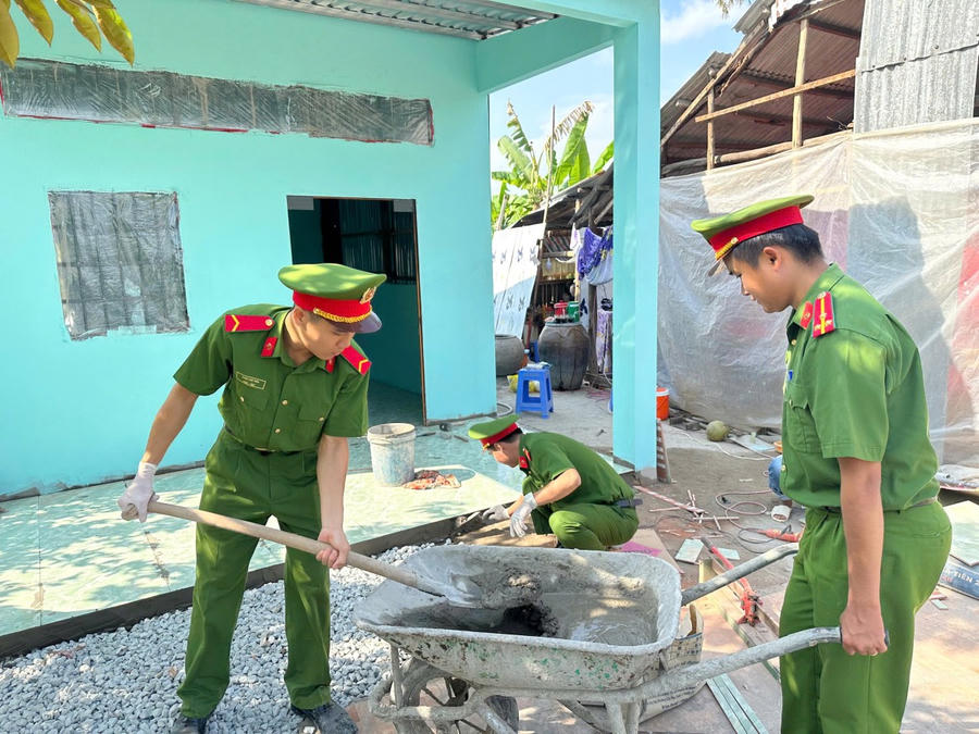 Đoàn viên, thanh niên Công an tỉnh Cà Mau hỗ trợ xây dựng nhà tình nghĩa tại xã Thới Bình.
