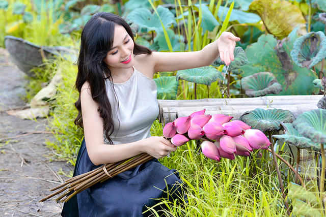 Cô gái tự bó một chùm hoa sen để làm đạo cụ chụp ảnh cũng là một món quà kỉ niệm mang về nhà sau buổi chụp ảnh lí thú