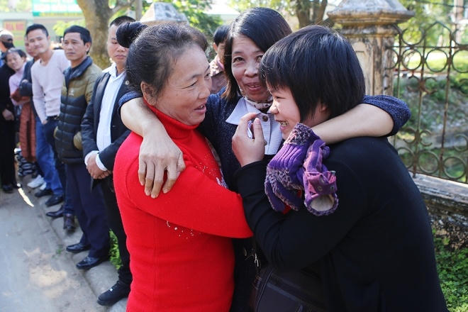 Những người từng cải tạo chung giờ tạm biệt nhau để về với gia đình, làm lại cuộc đời