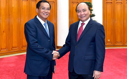 Thủ tướng Nguyễn Xuân Phúc và Bộ trưởng Bộ Kế hoạch và Đầu tư Lào Suphan Keomixay.