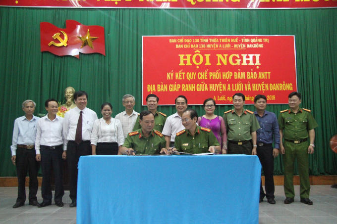 Đồng chí Trưởng Công an hai huyện A lưới và Đakrông ký kết với sự chứng kiến của lãnh đạo hai tỉnh, huyện.