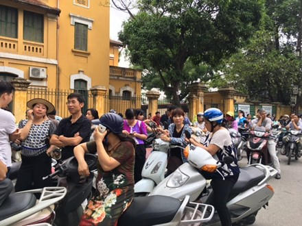 Phụ huynh lo lắng đứng chờ con bên ngoài các điểm thi. (Ảnh: Tiền phong)