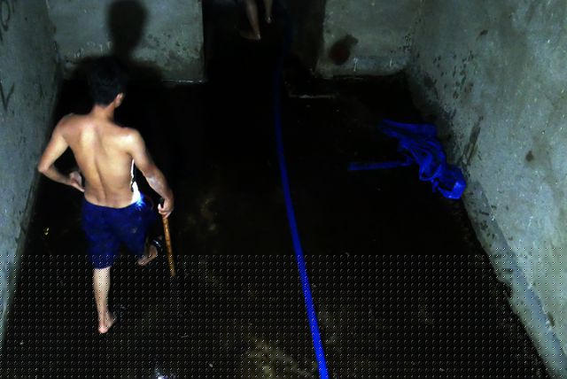 Sau hai ngày với hơn 10 công nhân làm việc liên tục, việc thau dọn bể vẫn chưa thể hoàn thành do việc làm sạch cặn dầu thải rất khó khăn.