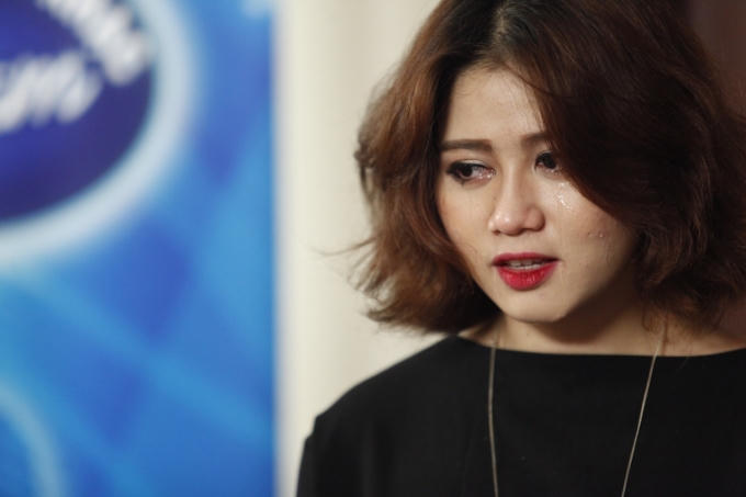 Thảo Nhi xúc động khi nhận vé vàng.