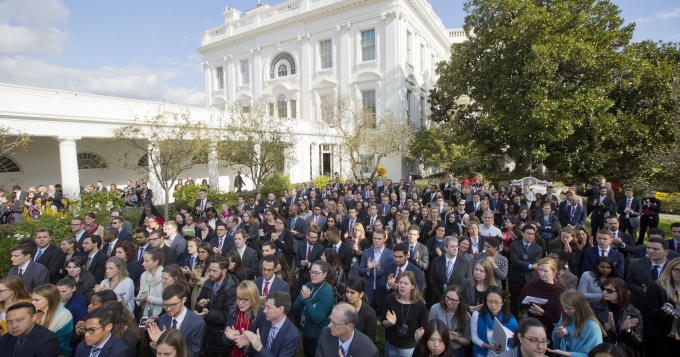 Nhân viên Nhà Trắng vỗ tay và khóc vì xúc động sau bài phát biểu của Tổng thống Obama. (Ảnh: USA Today)