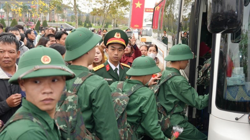 Các thanh niên tỉnh Cao Bằng lên đường nhập ngũ.