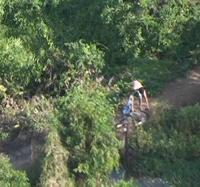 Nạn nhân nằm trên bờ sau khi bị điện giật.