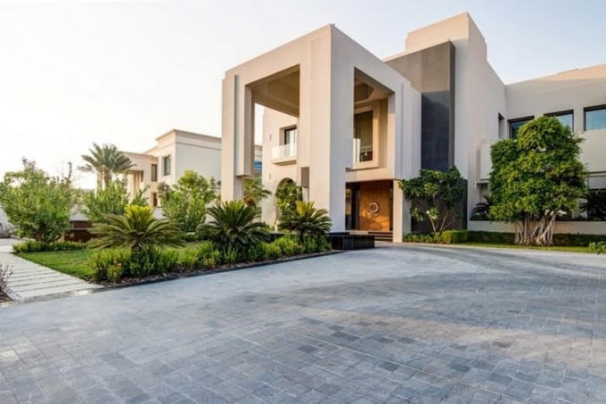 2. Căn biệt thự Emirates Hills 10 ph&ograve;ng ngủ, gi&aacute; 48 triệu USD. Emirates Hills l&agrave; một trong những&nbsp;khu căn hộ đắt đỏ ở Dubai&nbsp;được v&iacute; như khu nh&agrave; gi&agrave;u Beverly Hills ở Mỹ. Biệt thự n&agrave;y c&oacute; một hồ bơi, thư viện v&agrave; rạp chiếu phim ph&ograve;ng rộng r&atilde;i.