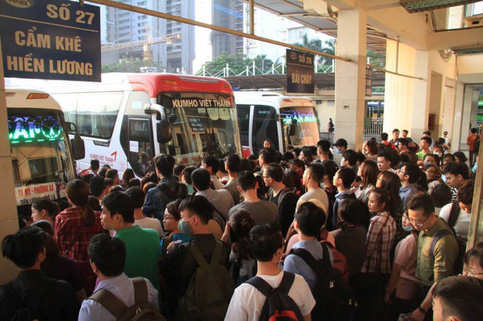 Nghỉ lễ 30/4: Người dân đổ về quê, các bến xe ùn tắc