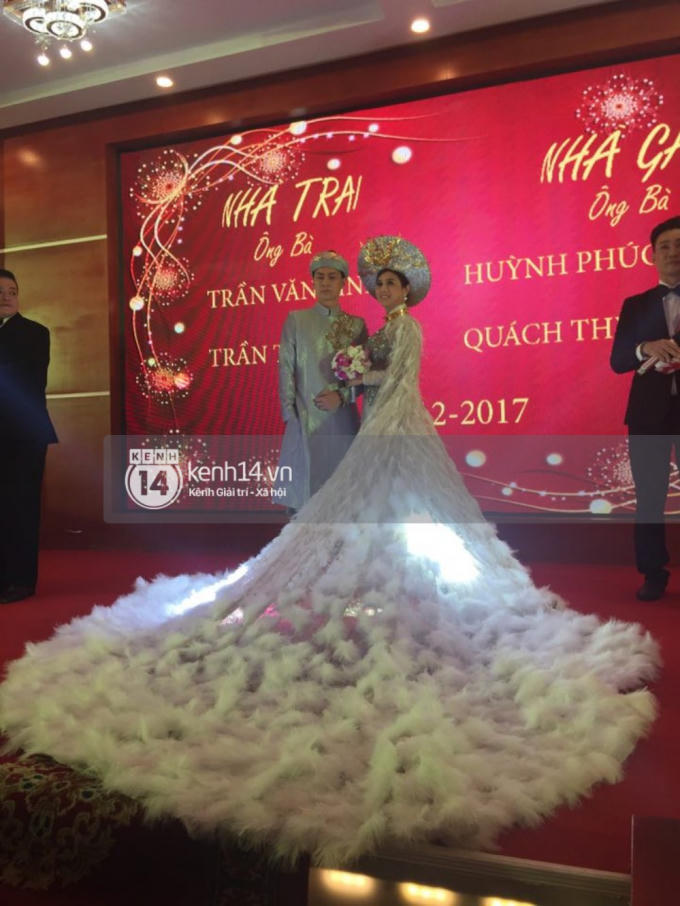 Lâm Khánh Chi hôn đắm đuối chú rể, thay váy đỏ nổi bần bật như công chúa trong lễ cưới
